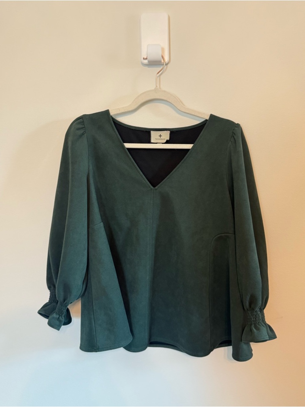Tuckernuck • Faux Suede Easton Blouse Ruffle Cuff Vegan Green Size Large - Picture 3 of 7